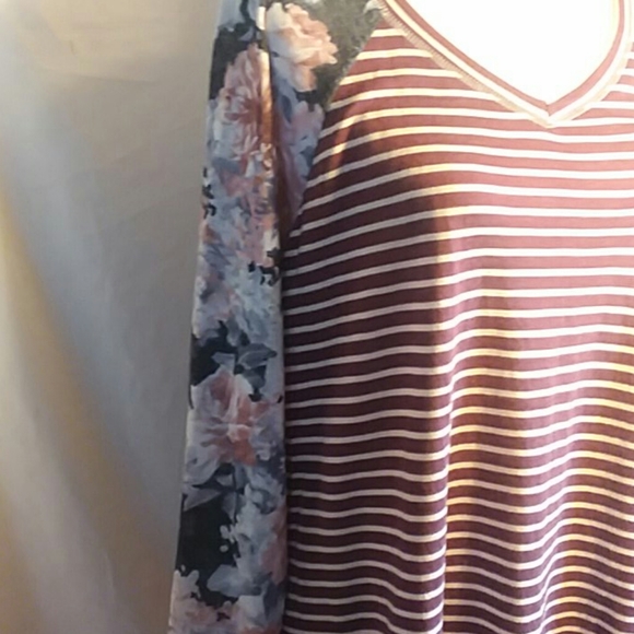 New.  Loose fit Top - Picture 3 of 4